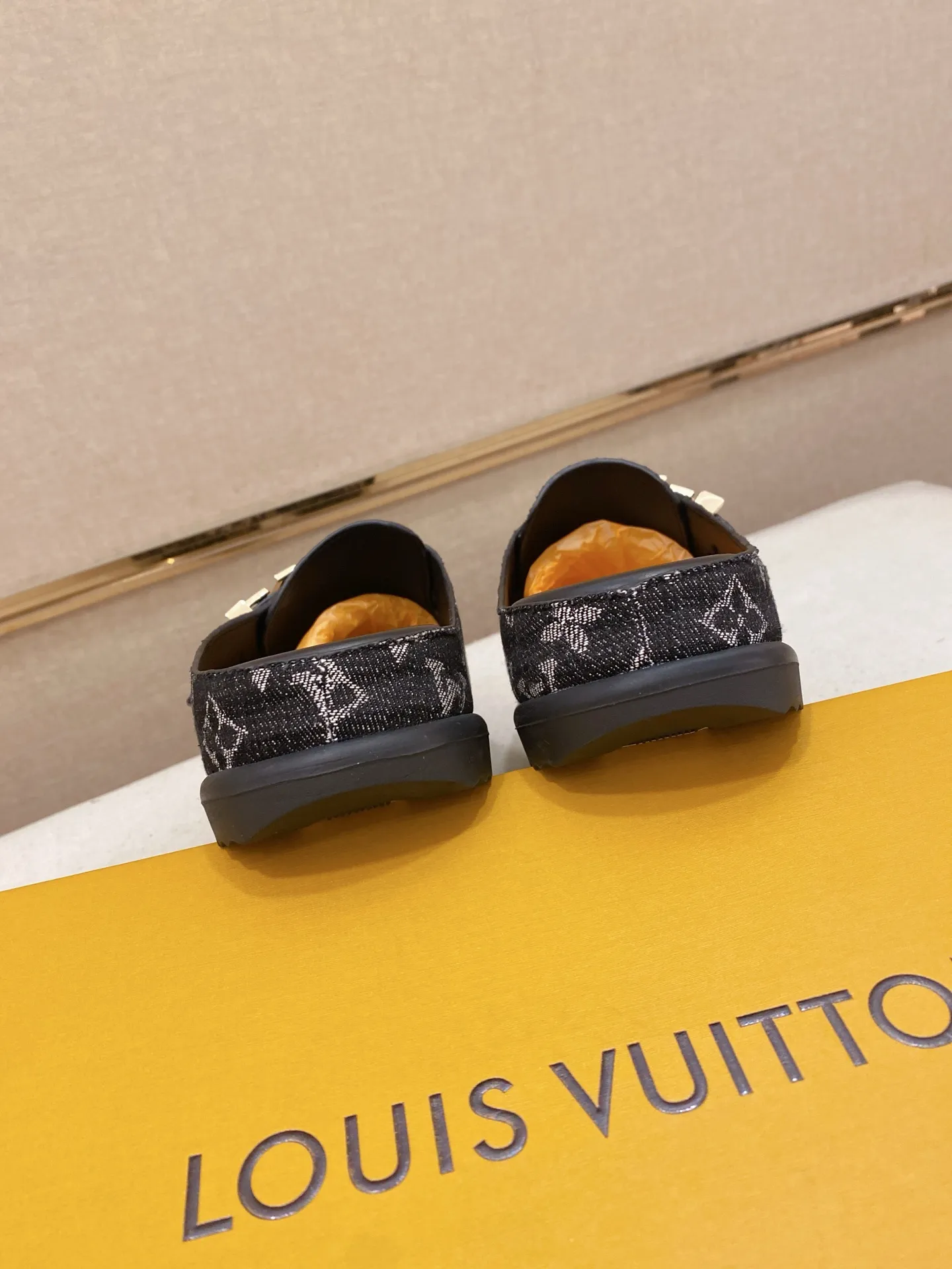 Men's shoes💰: 200💰38-45, LV Easy 2025 new men's casual sandals and slippers, made of suede cow leather, with Monogram pattern to highlight the trendy style. Adjustable straps illuminated with LV letters, while a resilient insole and micro outsole provide lightweight comfort. Made of suede cow leather with embossed Monogram pattern and brand element metal hardware✅Adjustable straps➕Tough insole‼ ️Micro outsole. Comfortable and easy to wear‼ ️